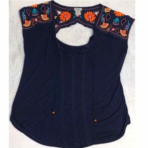 TOBI Women’s short sleeve embroidered shirt